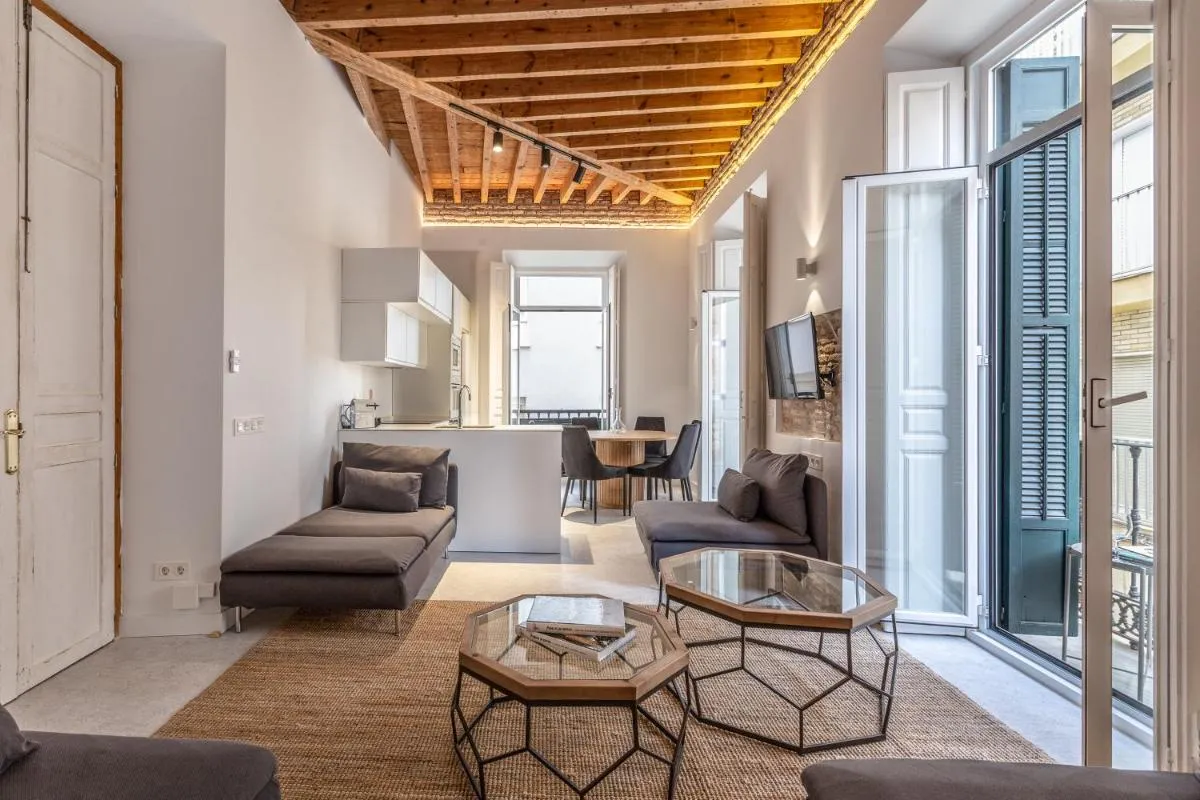 Image 1 of Wonderful apartment with three bedrooms and two bathrooms in the center